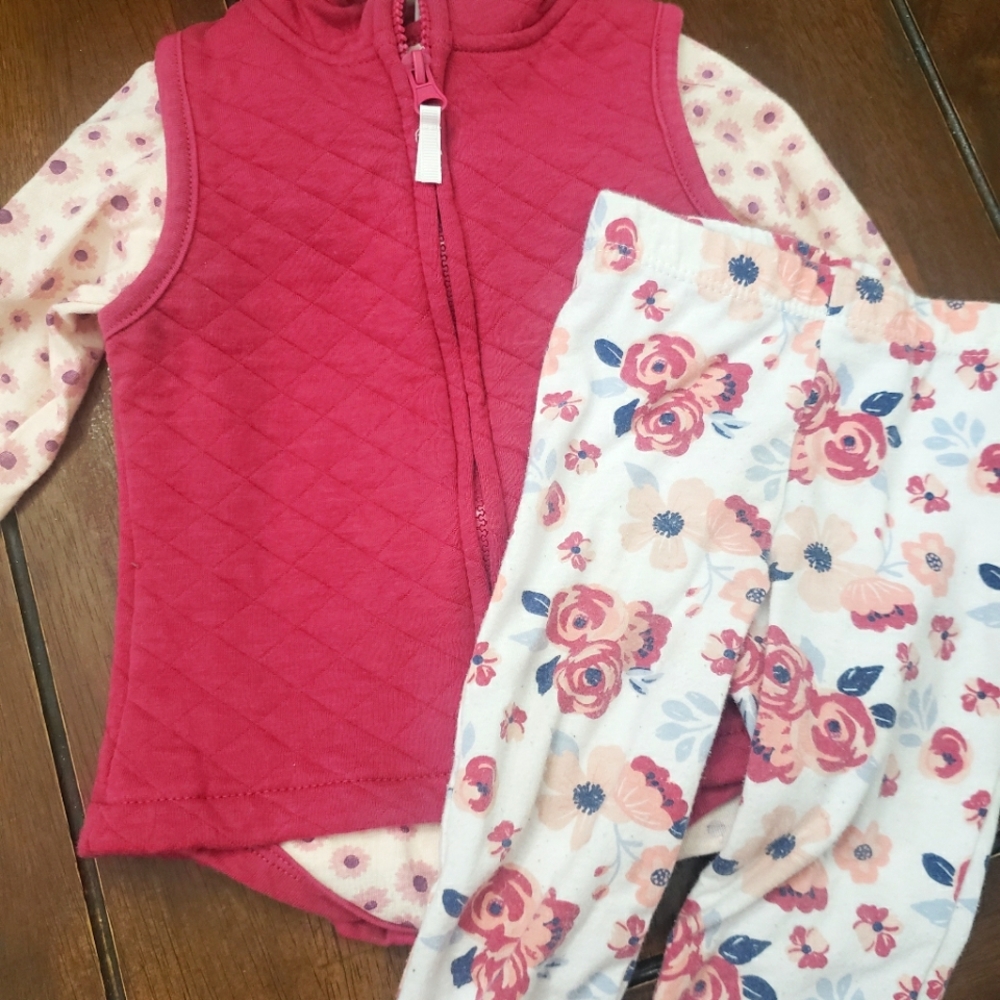 Baby girl 3 piece set. Size 12 months. No stains